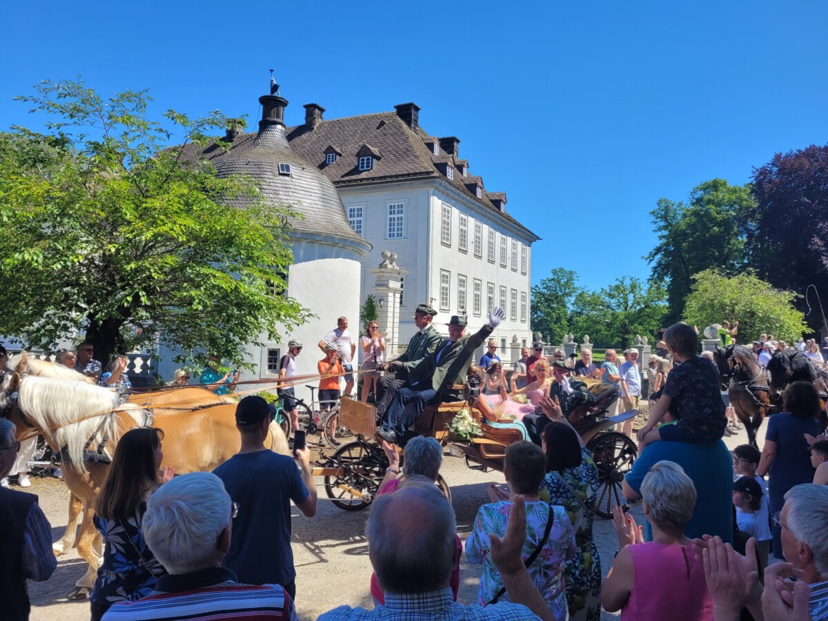 Königspaar Boris und Melanie Hagemeier in der Kutsche